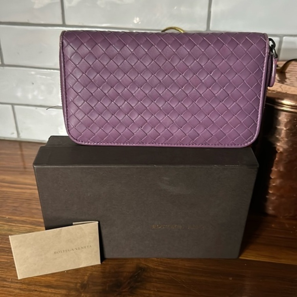 Bottega Veneta wallet. Great used condition.  Comes with cards and box.